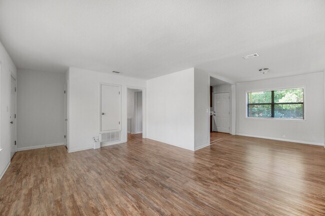 Foto del edificio - 6592 Sellers Dr