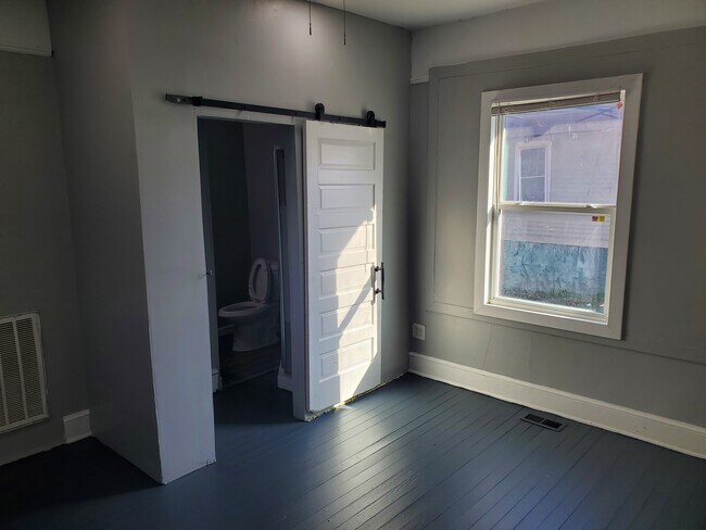 Dormitorio principal con baño privado - 1501 Nardin Ave