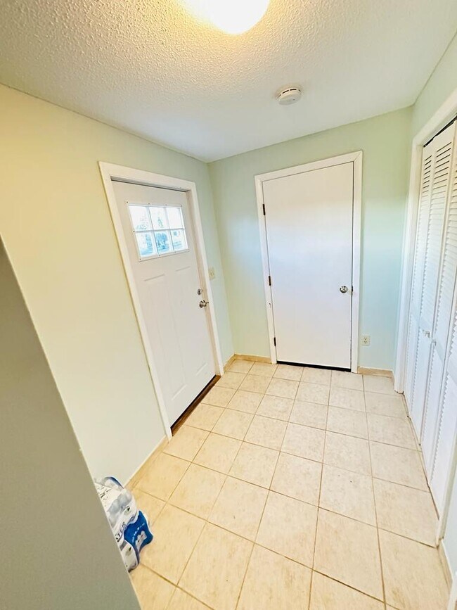 102 Charles St, Waterbury, CT 06708 Townhome Rentals in Waterbury CT