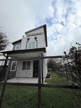 Building Photo - 202 N York St