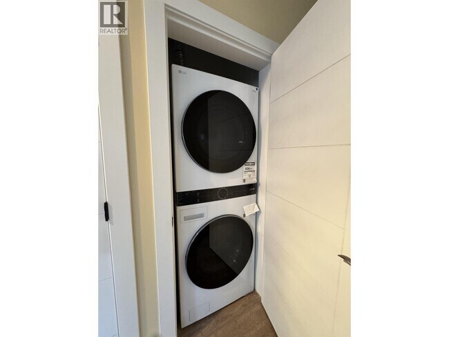 Photo du bâtiment - 11442-11240 240 St