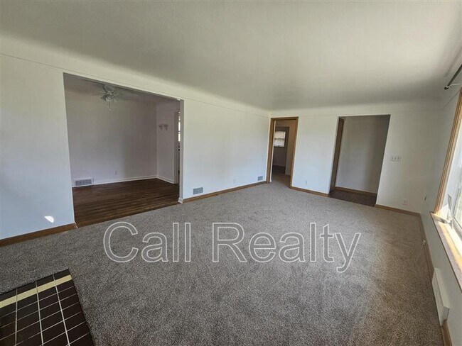 Building Photo - 2338 W Walton Ave