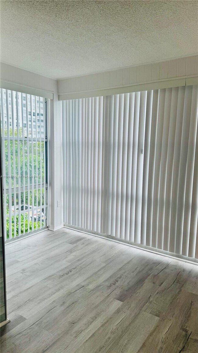 Foto del edificio - 17570 Atlantic Blvd