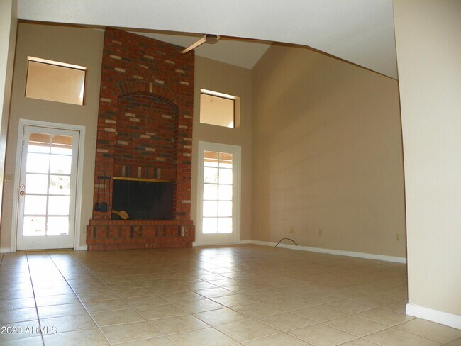 Foto del edificio - 7672 E Windrose Dr