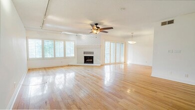 Building Photo - 5870 Green Valley Cir