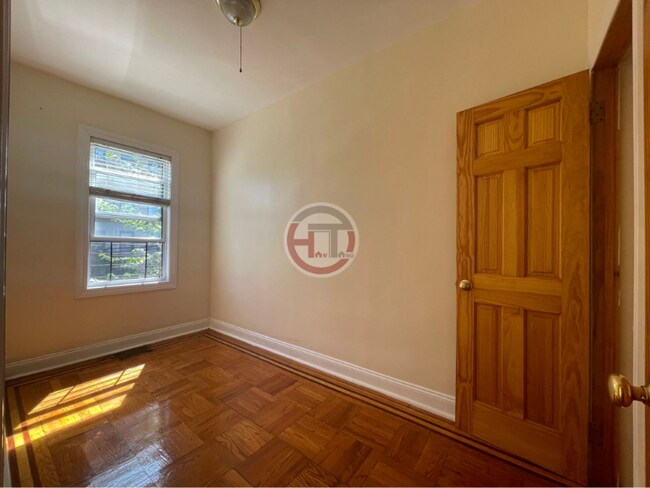 Building Photo - 2821 Roebling Ave