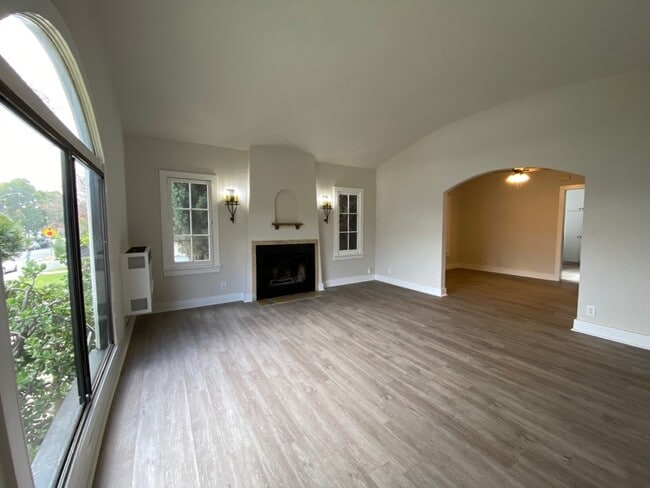Building Photo - 837 N Martel Ave