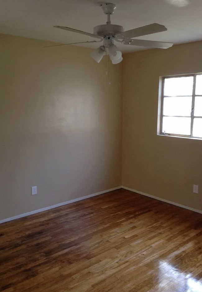 Foto del edificio - Beautiful 3 bed 1.5 bath, plus Bonus Room!