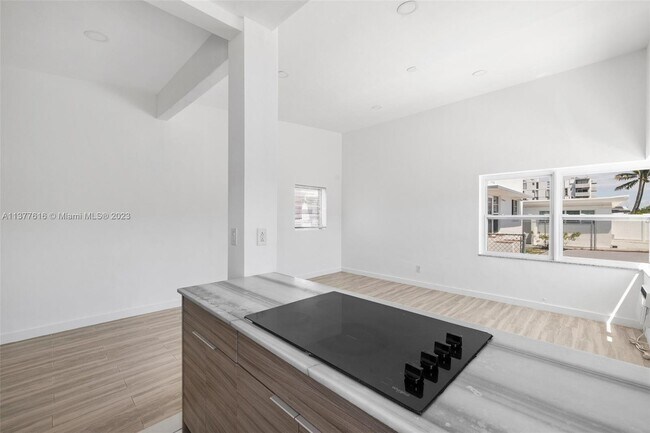Building Photo - 8135 Crespi Blvd
