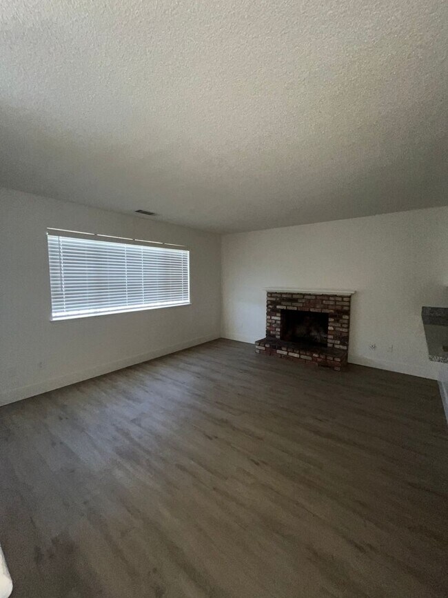 Building Photo - 1055