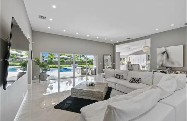 Foto del edificio - 7101 W Lake Dr