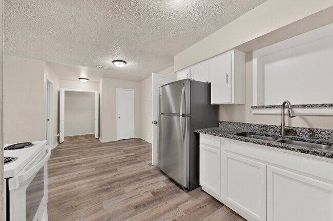 Building Photo - 937 Cleardale Dr