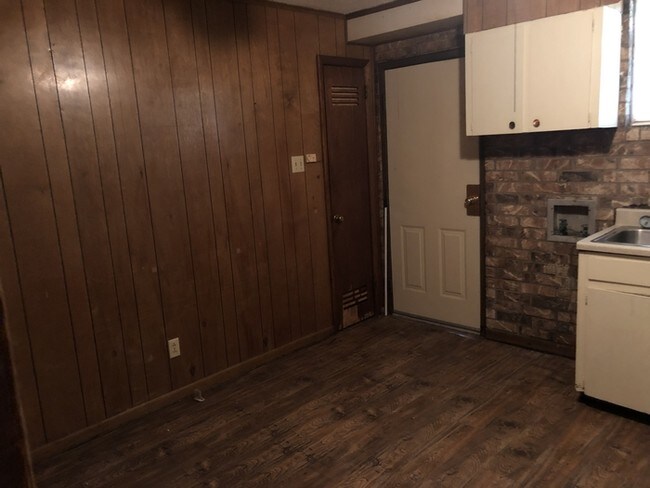 Building Photo - Nice 2 bedroom 1 bath flat apartment