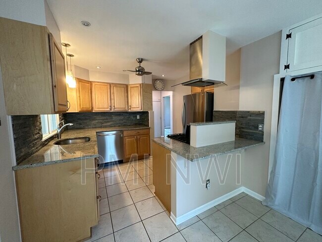 Foto del edificio - 8033 Maple Ave