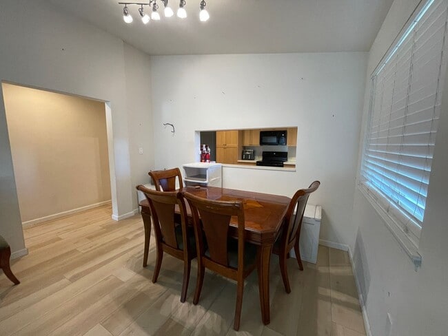Foto del edificio - Fully Furnished 3 Bedroom/2 Bathroom