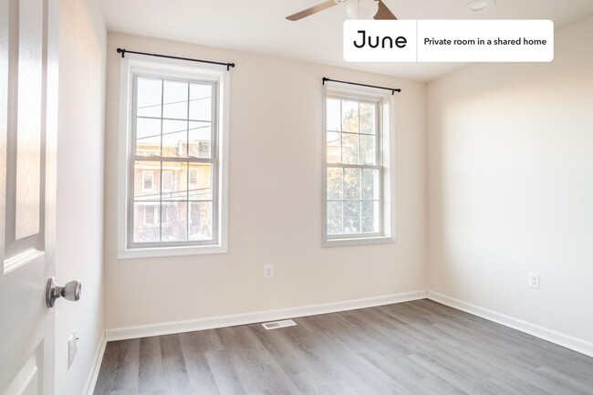 Foto del edificio - Private bedroom in 4 bed/3.5 bath Home