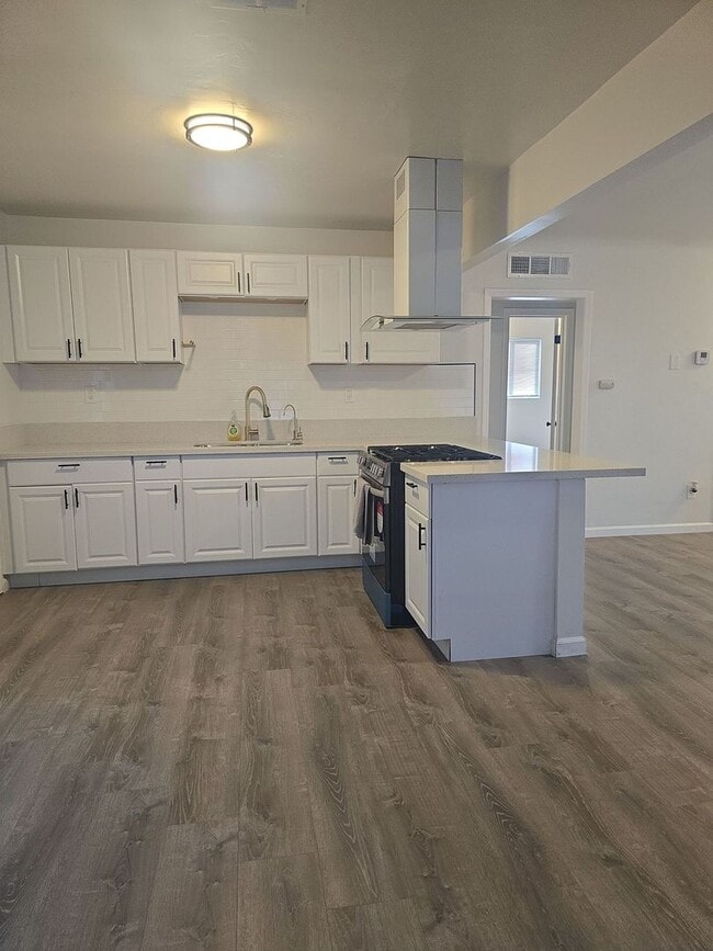 Building Photo - Single-family home with flexible leases - Renovated property - Pet-friendly - Coming soon!