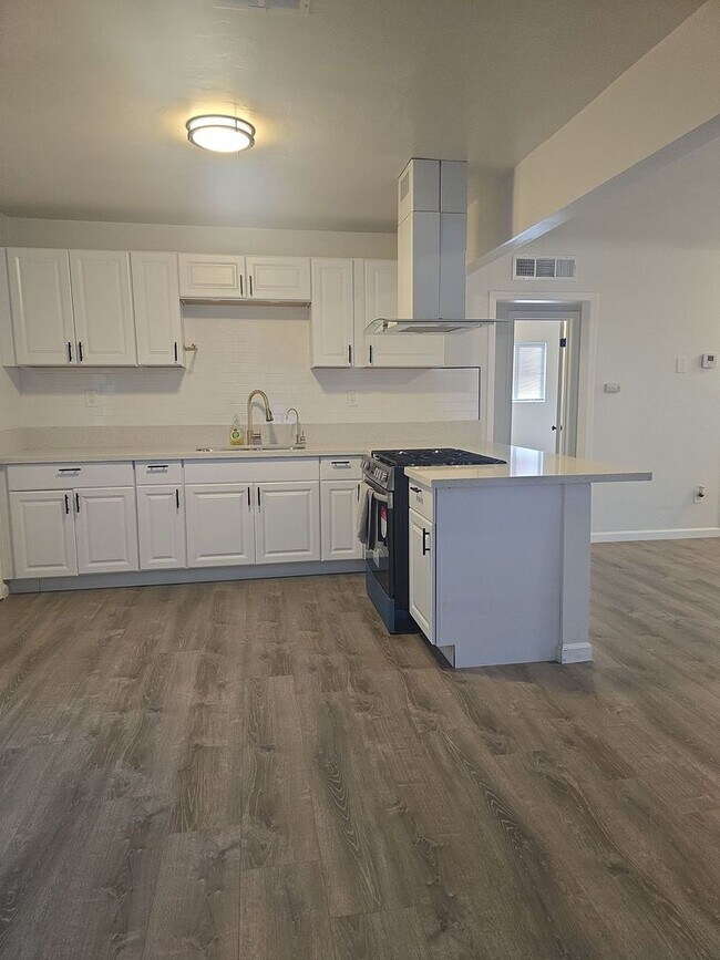 Foto del edificio - Single-family home with flexible leases - Renovated property - Pet-friendly - Coming soon!