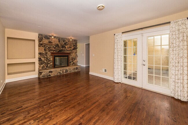 Building Photo - 116 E Brittany Dr