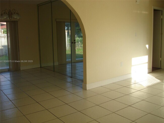 Foto del edificio - 696 SW 16th Terrace