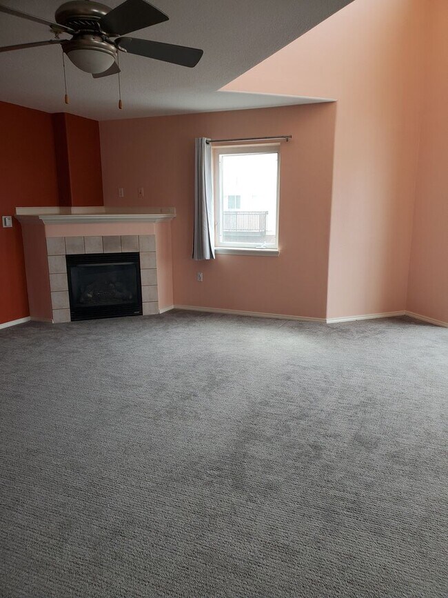 Building Photo - Stunning view !!! This end unit Condo Beth...