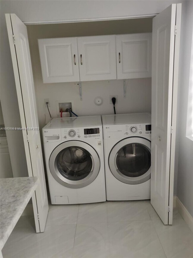 Foto del edificio - 21476 NW 14th Ct