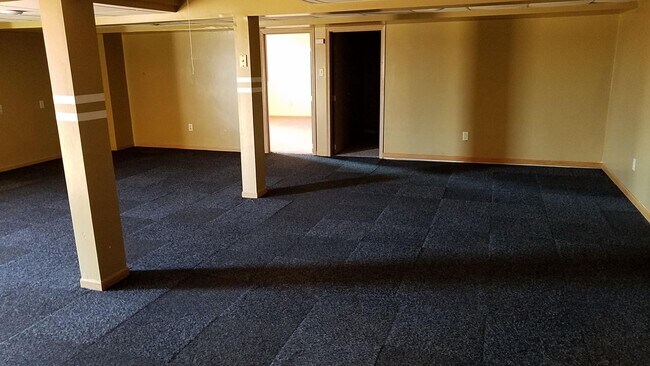Foto del edificio - 4 bd, 2.75 ba N Columbia, 2nd living room ...