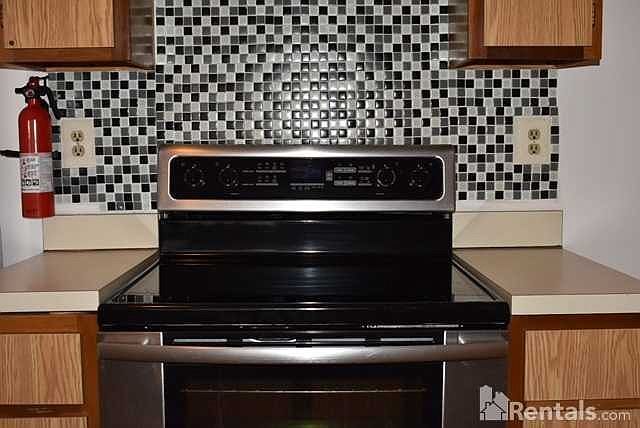 Kitchen Stove - 36 Eton Way