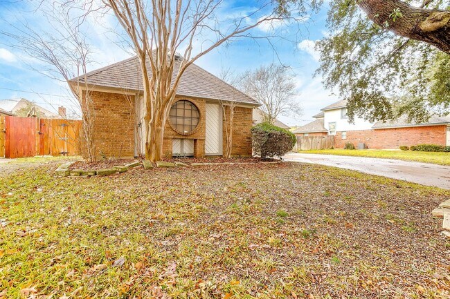 Building Photo - Beautiful 3 Bed, 2 Bath Home in Well Estab...