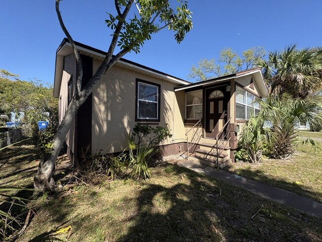 Building Photo - Charming 2-Bedroom Home in St. Petersburg'...