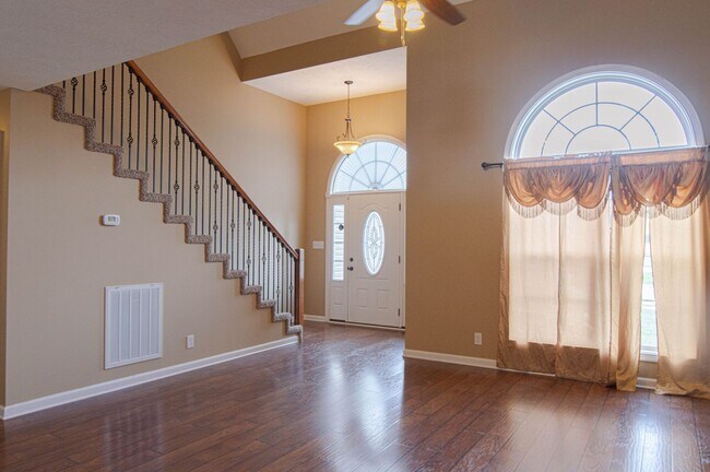 Building Photo - Pet Friendly Three Bedroom with Bonus!
