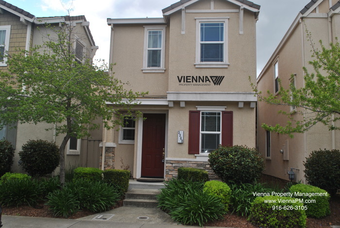 Foto principal - Great townhouse in Riverdale North!