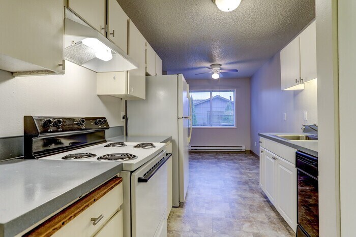 Primary Photo - MAKE THIS YOUR NEW HOME!!: Spacious 2 bdrm...
