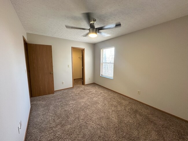 Building Photo - 4049 Sandy Ridge Dr