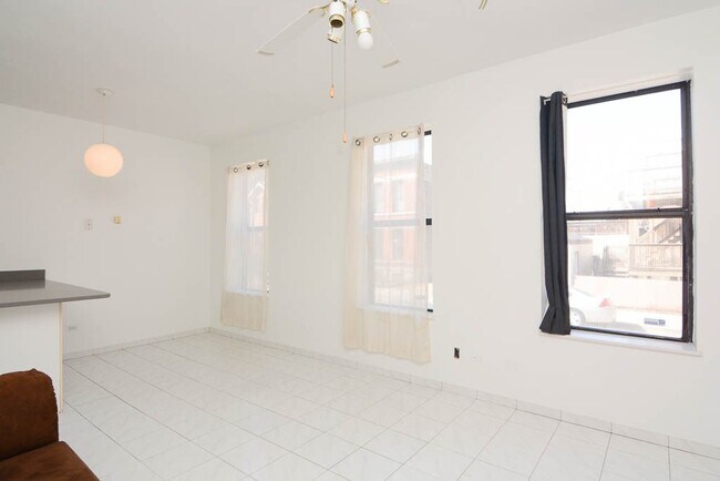 Foto del edificio - 533 N Claremont Ave