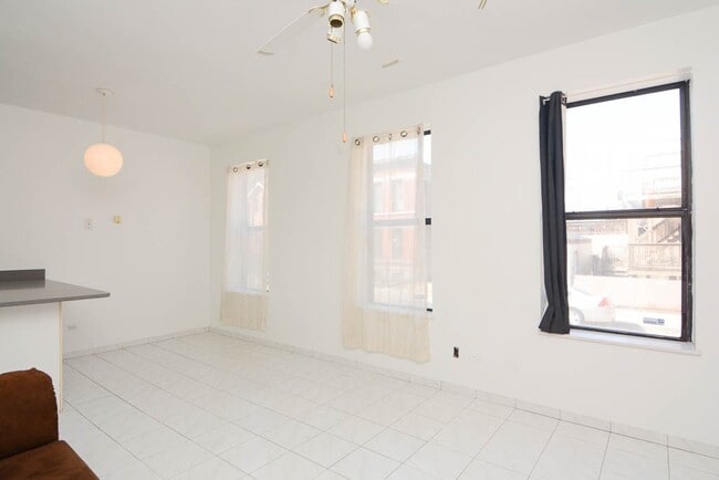 Building Photo - 533 N Claremont Ave