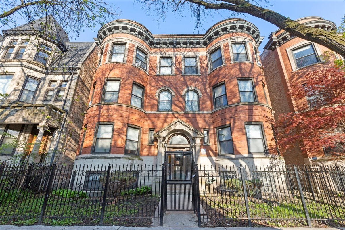 Primary Photo - 5018 S Blackstone Ave