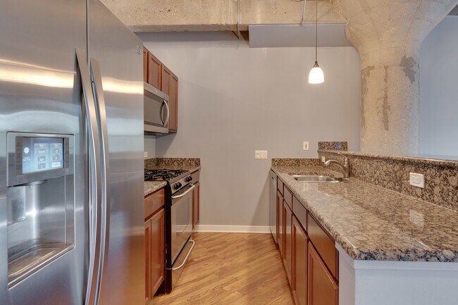 Building Photo - 1069 W 14th Pl