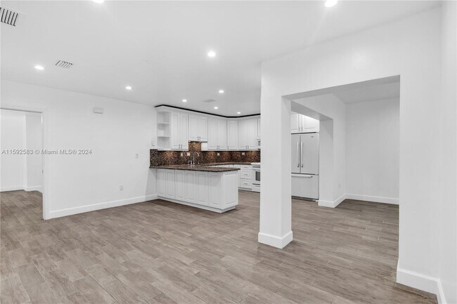 Building Photo - 10650 SW 77th Ave
