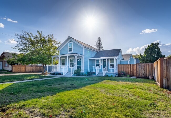 Building Photo - Upgraded 2 bedroom with yard! Lovely Amenties