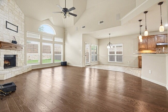 Photo - 708 Yarrow St House