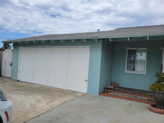 Front of the house - 11721 Puryear Ln House