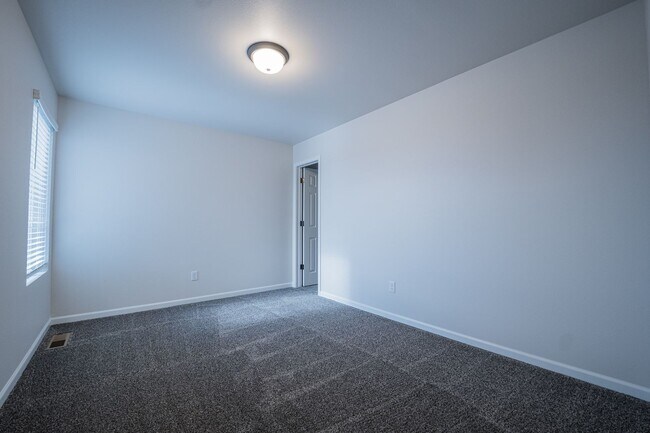 Foto del edificio - Private Location w/ Lawncare and Snow Remo...