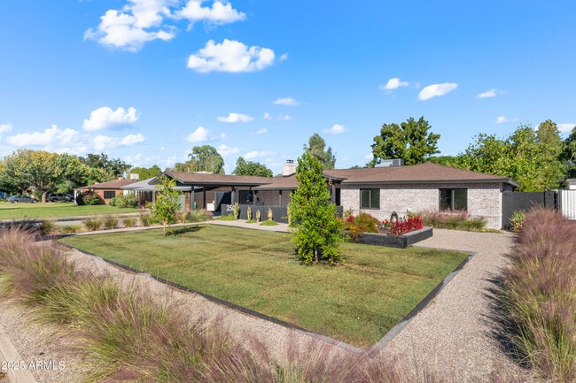 Foto del edificio - 2502 E Whitton Ave