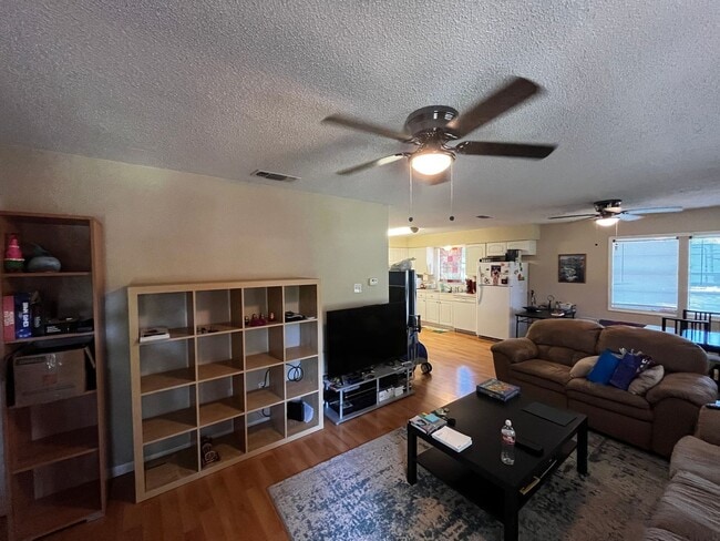 Building Photo - Private 2 Bed, 2 Bath Home on Acreage – 10...