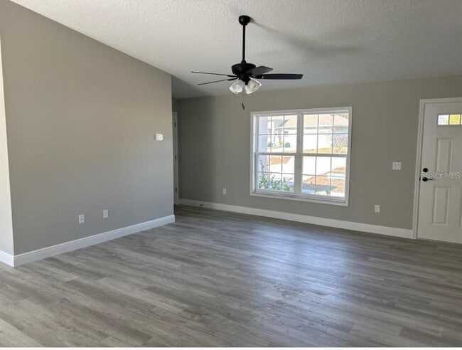 Foto del edificio - 2434 W Menores Dr