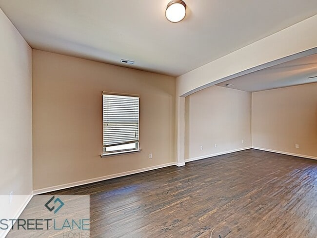 Building Photo - Charming 4 Bedroom in Hampton!