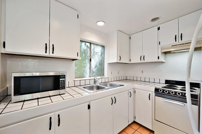 Building Photo - 3074 Sheridan St