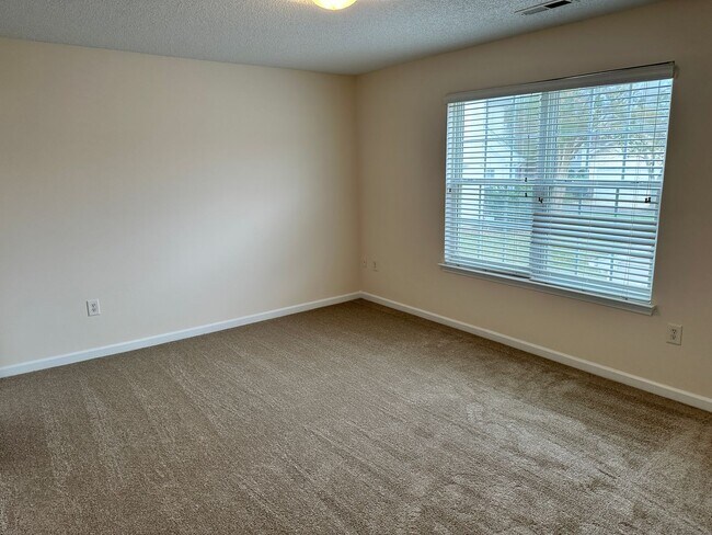 Foto del edificio - Lovely Highland Creek Three Bedroom Home!