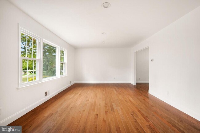 Building Photo - 16 Dunbar Dr